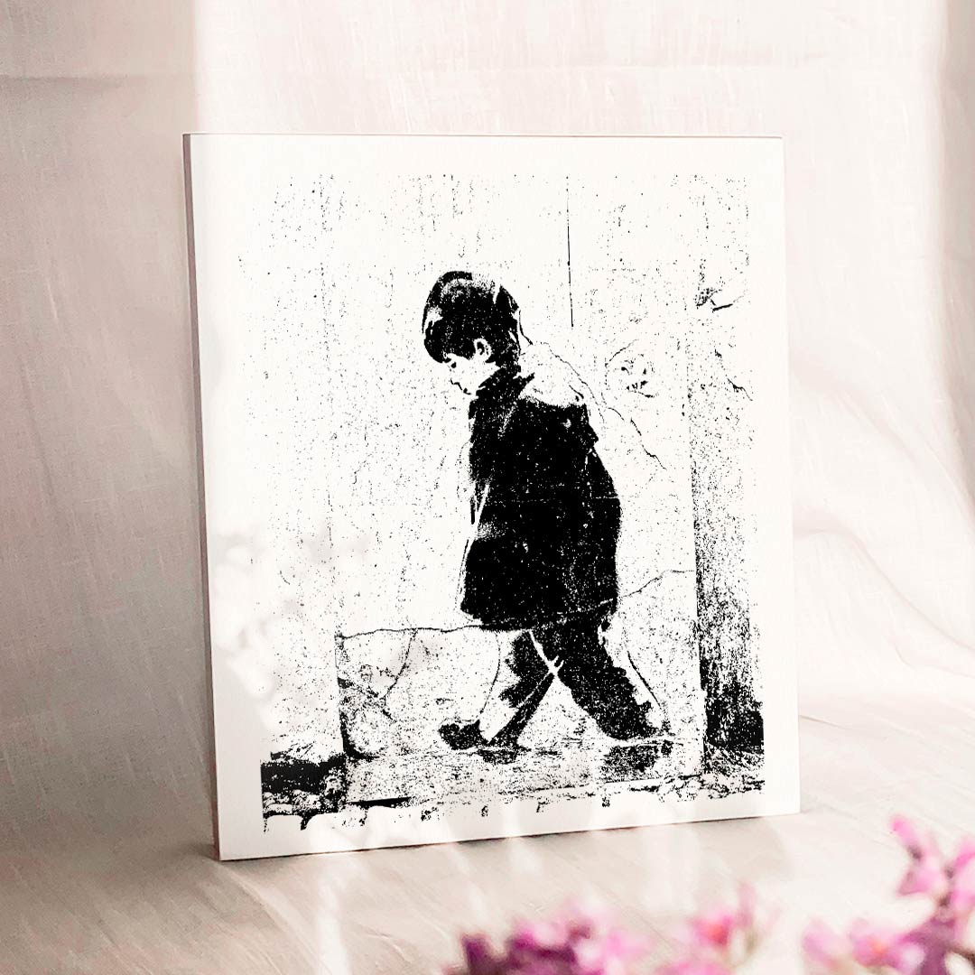 Dieses Streetart-Kunstwerk in Schwarz-Weiß schafft eine Atmosphäre der Ruhe und fördert die Selbstreflexion.