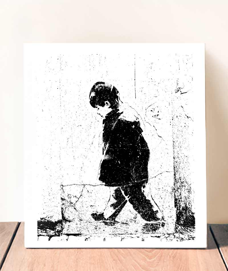 "STIETZ" ist ein beeindruckendes Kunstwerk, das die Einsamkeit und das Nachdenken eines Jungen in einer urbanen Umgebung einfängt. #Klein = 23x20 cm_exclude-this-tag