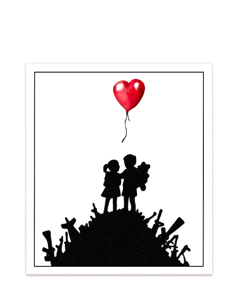 Ein Kunstwerk von Banksy, das zwei Kinder auf einem Hügel aus Waffen zeigt, während ein Herzballon in den Himmel steigt. #Klein = 23x20 cm_exclude-this-tag