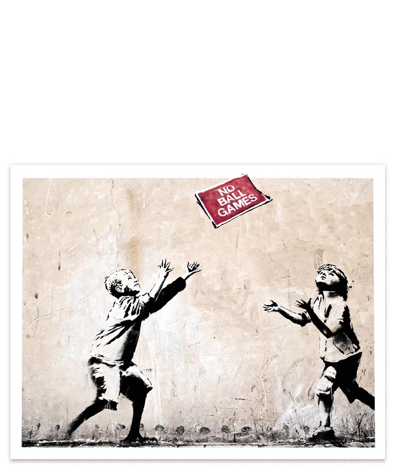 Banksys "No Balls Games" zeigt spielende Kinder mit einem Verbotsschild. #Klein = 28x20 cm_exclude-this-tag