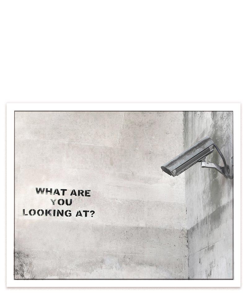 Banksys "What are you looking at?" regt dazu an, über die Konsequenzen von Überwachung und Kontrolle nachzudenken. #Klein = 28x20 cm_exclude-this-tag