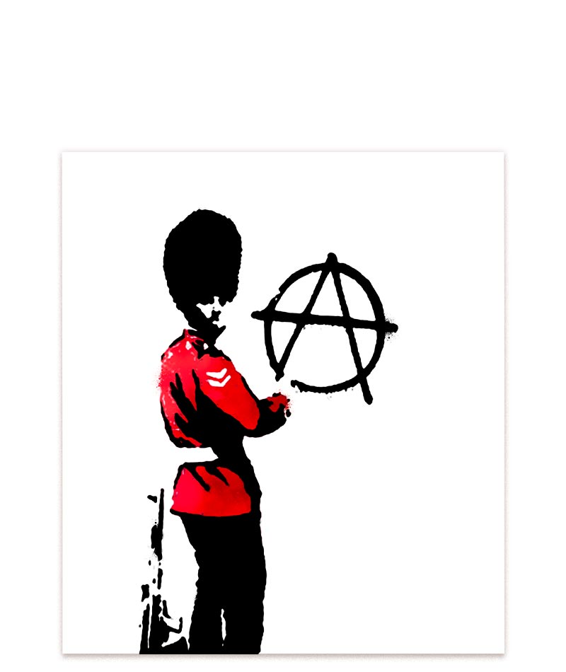 Ein königlicher Wächter, der das Anarchie-Symbol an eine Wand malt - entdecke die subversive Kunst von Banksys "Anarchy Guard". #Klein = 23x20 cm_exclude-this-tag
