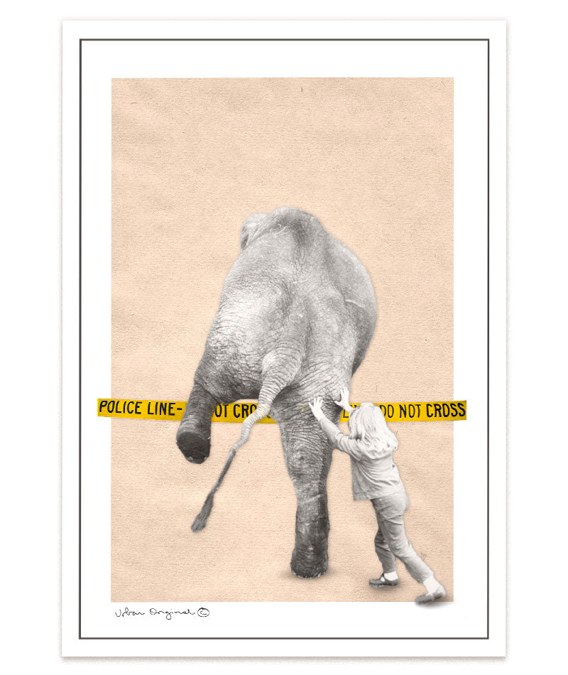 Kunst mit Bedeutung: Entdecke mit "Partners in Crime" ein Kunstwerk, das den Wunsch nach Freiheit und Abenteuer symbolisiert, indem es ein junges Mädchen zeigt, das einem Elefanten hilft, über eine Polizeiabsperrung zu gelangen. #A4 = 28x20 cm_exclude-this-tag
